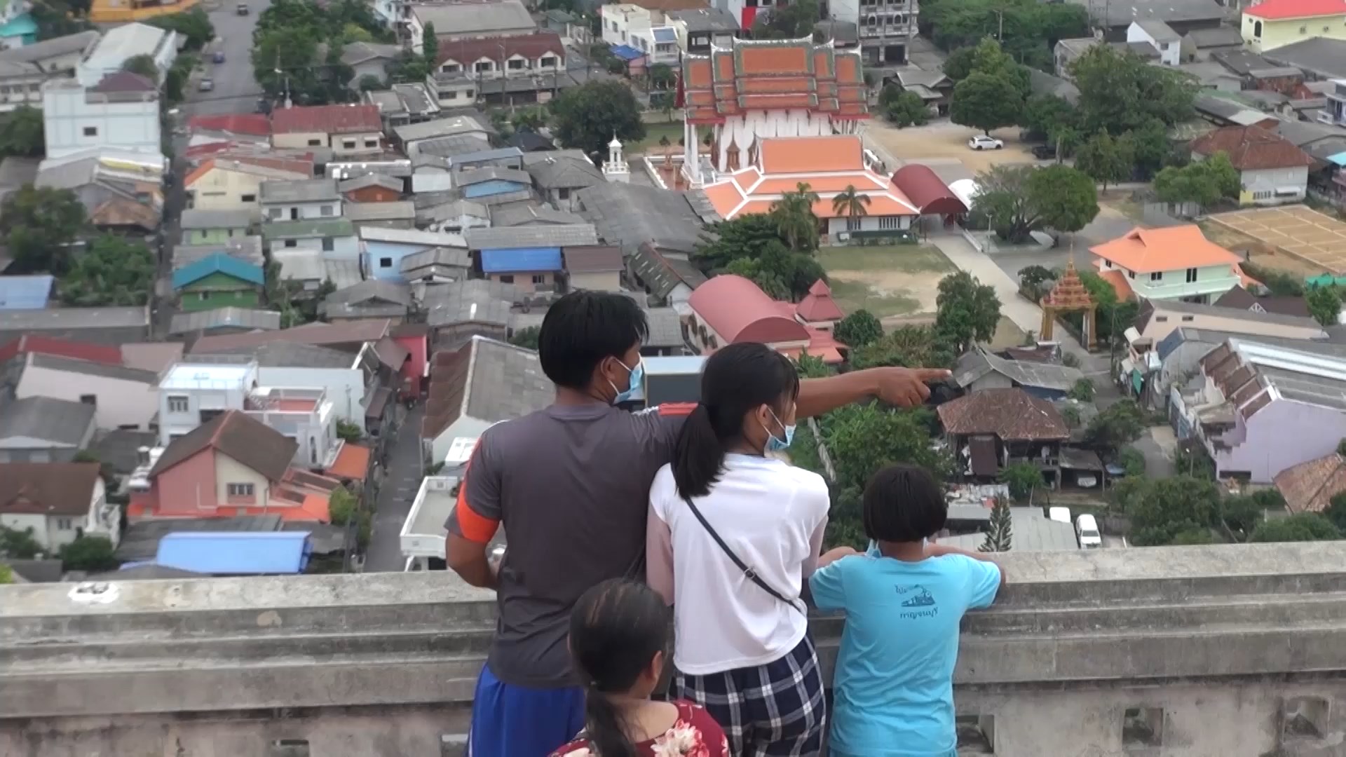 นทท.ชาวไทยและมาเลเซียแห่ขึ้นเขาตังกวนชมทัศนียภาพโดยรอบของเมืองสงขลา 
