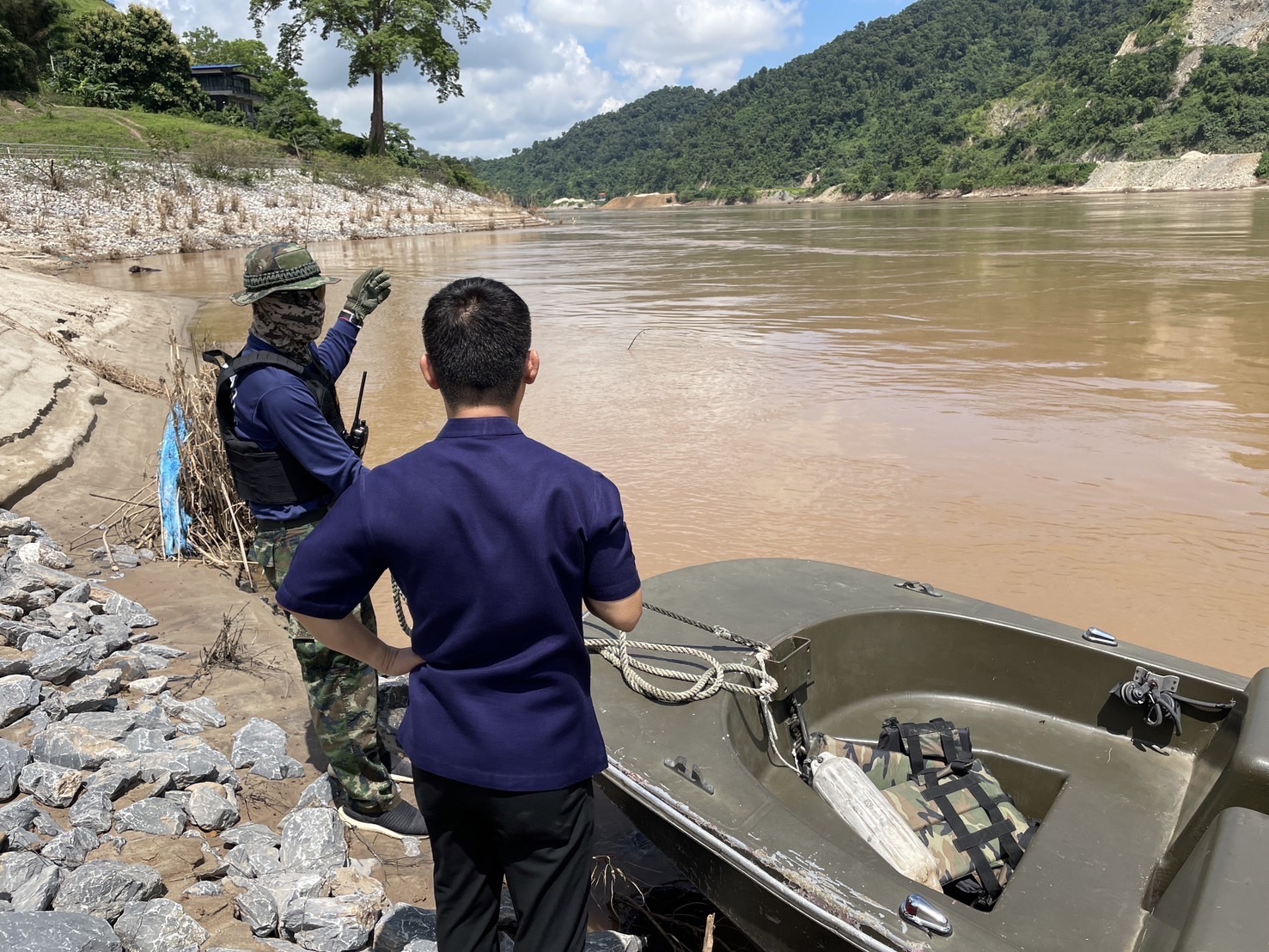 ล่มอีกแล้ว! เรือชาวประมงล่มแม่น้ำโขงเชียงของ รอด 3 สูญหาย 2