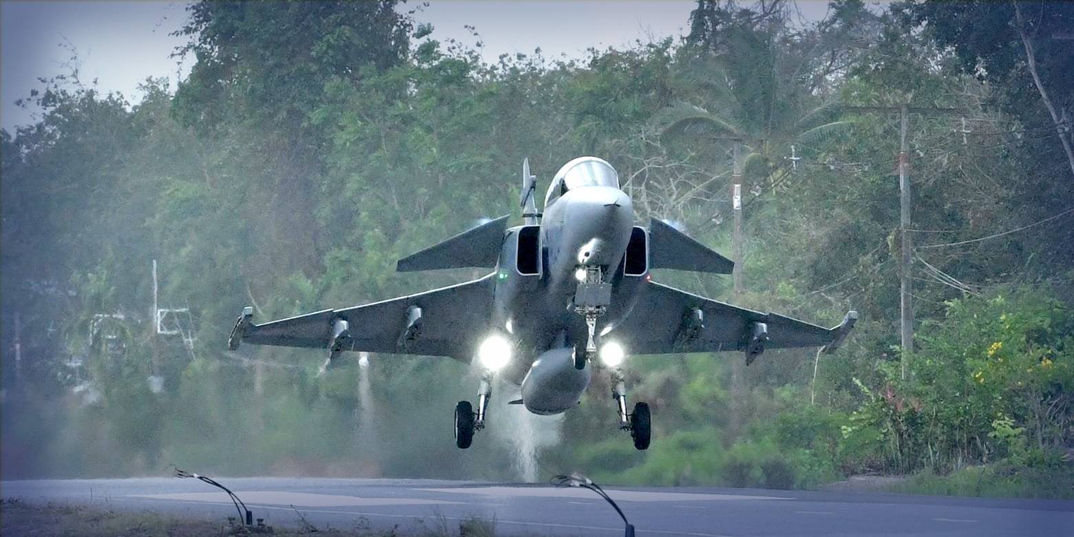 "ผบ.ทอ." ปลื้ม ทอ.สร้างเรคคอร์ดบันทึกประวัติศาสตร์ นำ Gripen บินขึ้น-ลงถนนทางหลวงครั้งแรก