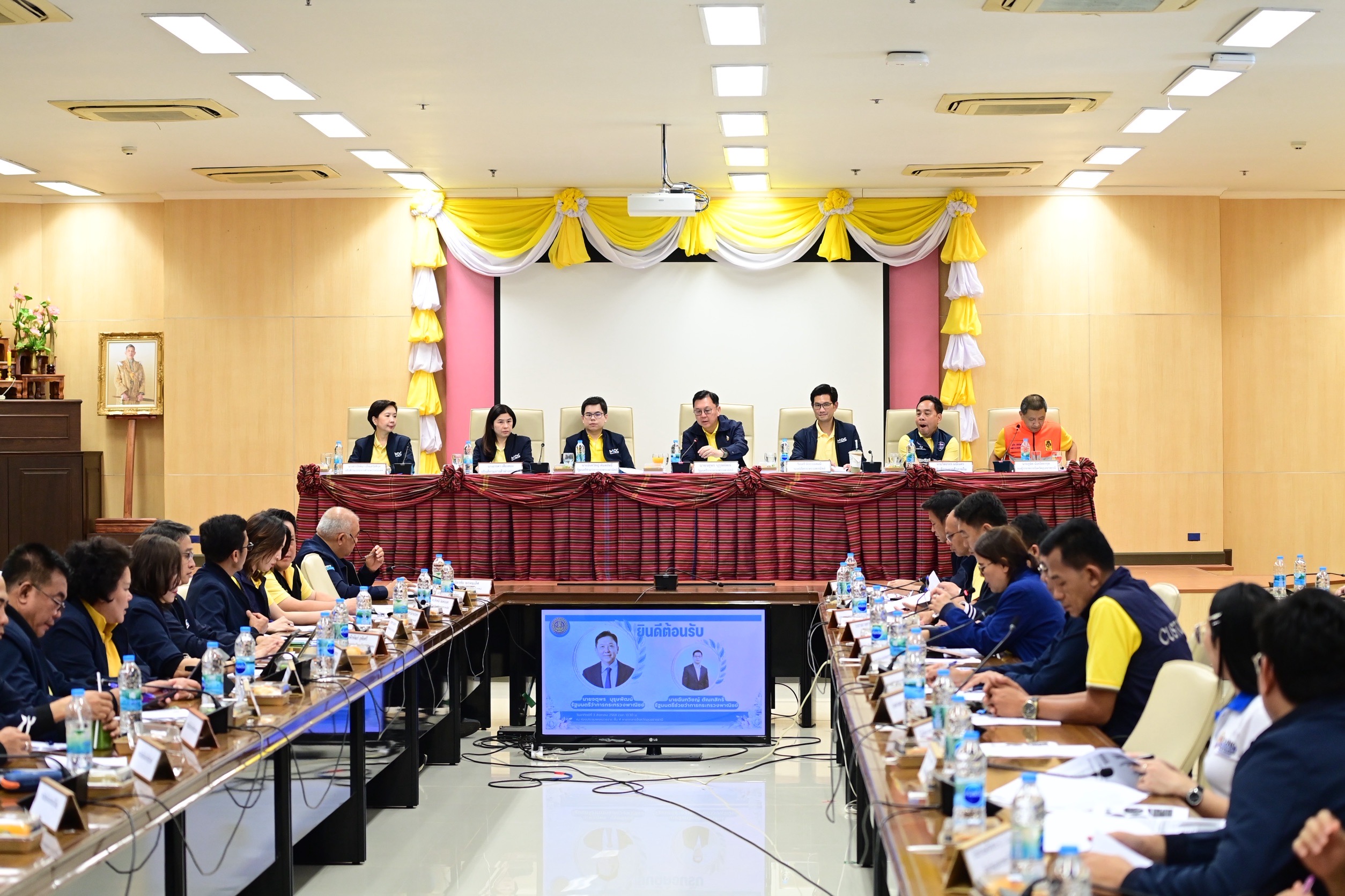 "จตุพร–ฉันทวิชญ์" ลงพื้นที่อุบลฯ มอบถุงยังชีพ 1,000 ชุด เยี่ยมผู้ประสบภัยชายแดนไทย–กัมพูชา