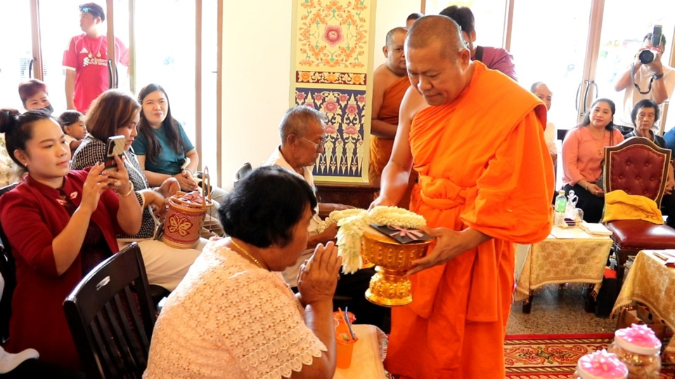 ประชาชนแน่นวัด ร่วมงานอายุวัฒนมงคล “พระมหามนพ กิตฺติมโน” แจกข้าวสาร 2,000 ถุง มอบทุน 187 ทุน