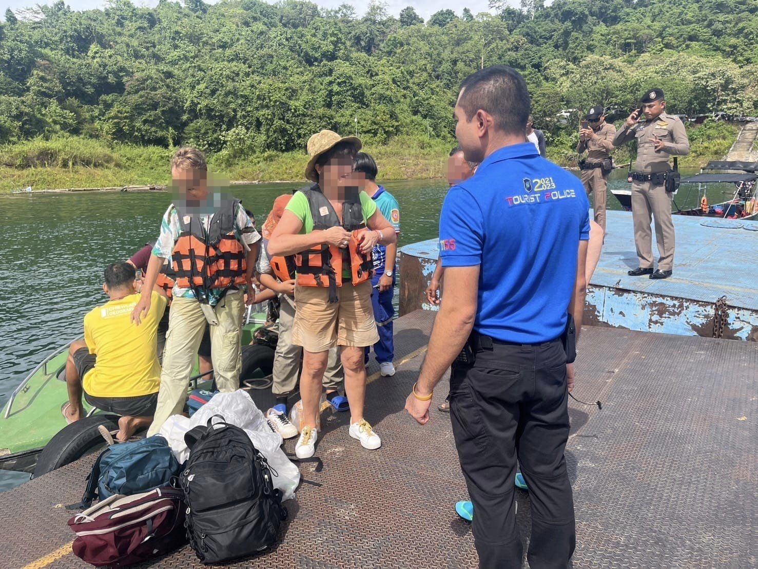 ตำรวจท่องเที่ยวสุราษฎร์ธานี ช่วยเหลือกรณีเรือล่ม นักท่องเที่ยวต่างชาติสูญหาย 1 ราย ที่เขื่อนรัชชประภา