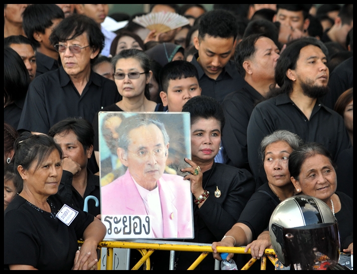 พสกนิกรเข้าถวายสักการะพระบรมศพ วันที่ 28 กันยายน 60 (ประมวลภาพ)