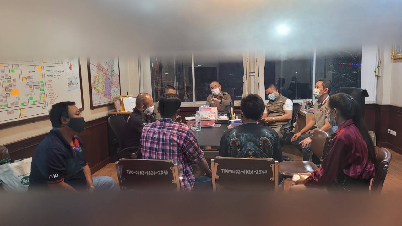 หนุ่มขับกระบะป้ายแดงชนตำรวจเข้ามอบตัวแล้ว