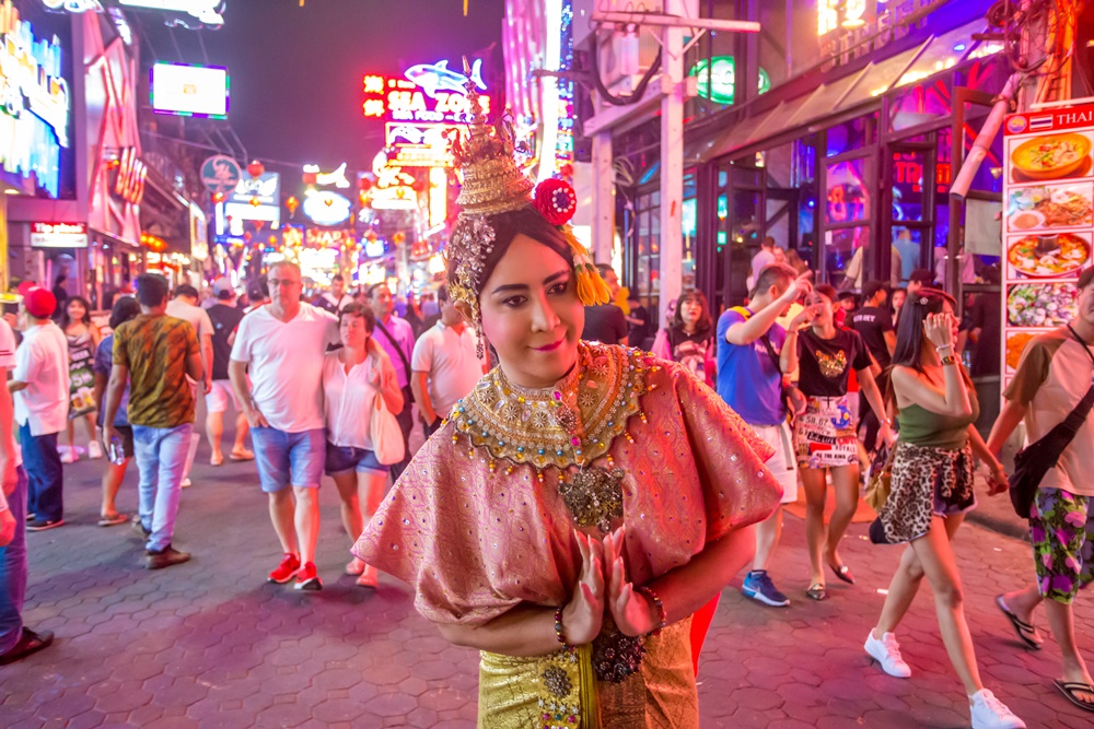 ตร.ท่องเที่ยวพัทยา เชิญตัวนางรำปรับทัศนคติพร้อมตรวจสอบดำเนินคดี