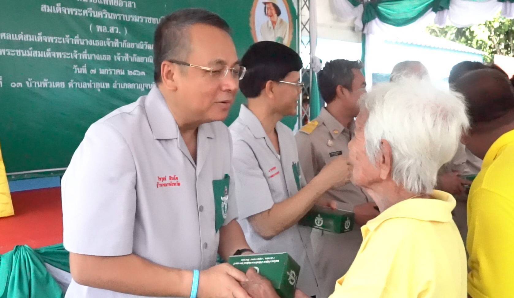 ห่วงใยสุขภาพ!! สุราษฎร์ธานีจัดหน่วยแพทย์เคลื่อนที่ พอ.สว. บริการในท้องที่ห่างไกล