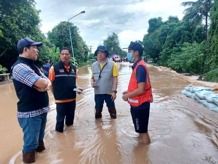ผส.ทล.4​  ลงพื้นที่ติดตามสถานการณ์น้ำท่วมและหาแนวทางบรรเทาแก่ประชาชนในพื้นที่จังหวัดสุโขทัย