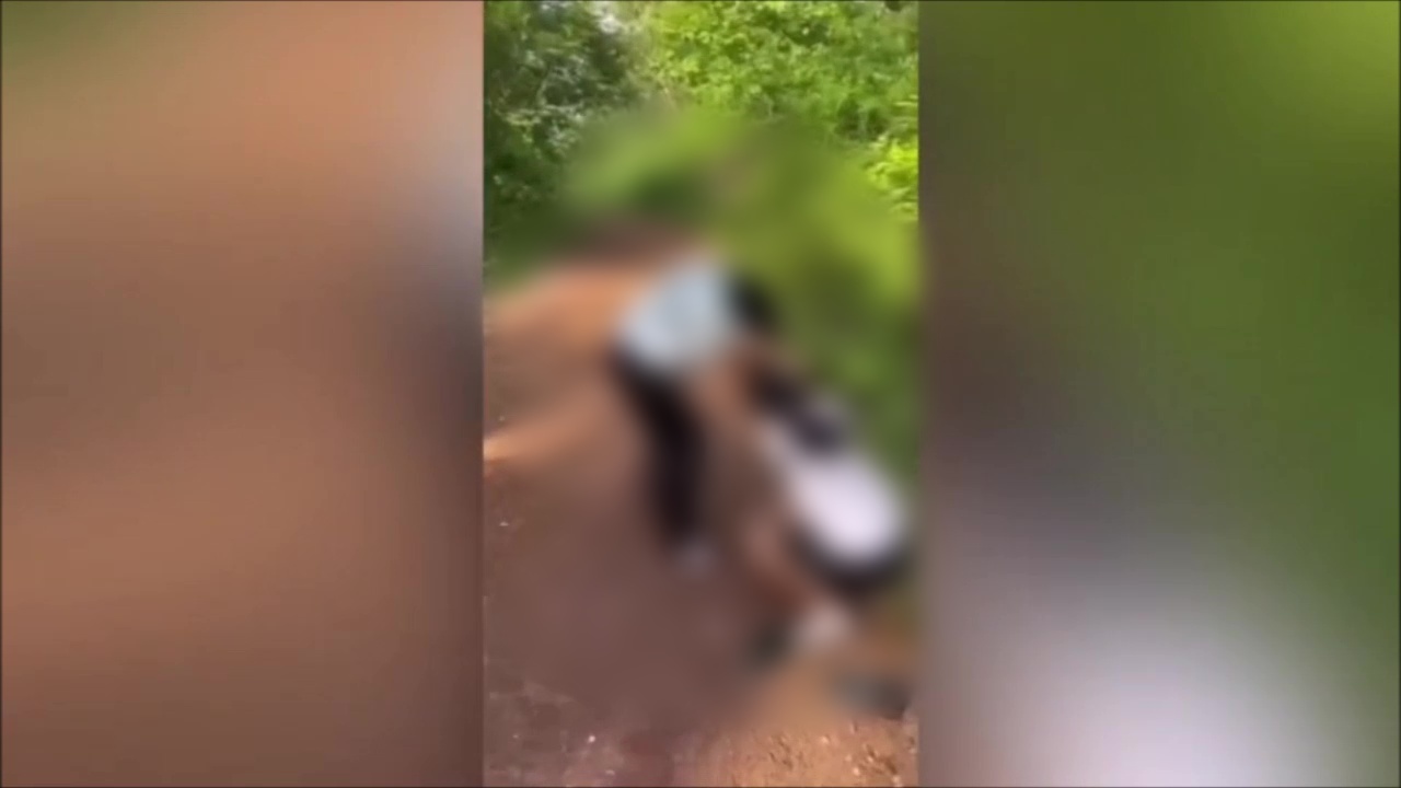 อุดรธานี ลากมาตบสาวนรกระโปรงเหี่ยน รุ่นพี่รุมน้อง ม.2 ตบหยุมหัวสนั่นป่า เหตุแจ้งข่าวมีคนดักทำร้าย แย่งหนุ่มคนเดียวกัน