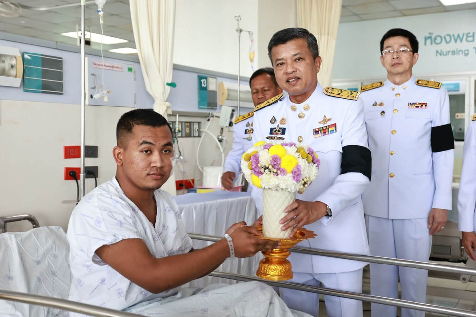 "ในหลวง–พระราชินี" พระราชทานกำลังใจทหารได้รับบาดเจ็บ จากเหตุลอบวางระเบิดที่นราธิวาส 