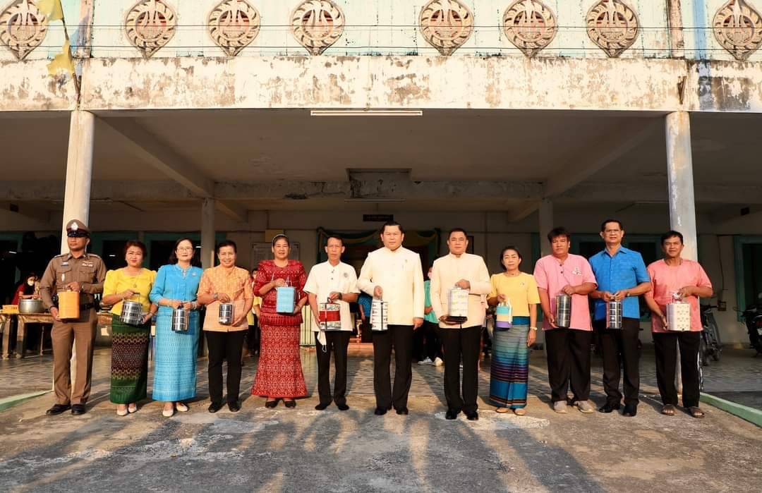 ชาวลพบุรี แต่งไทย หิ้วปิ่นโตเข้าวัด ทำบุญ เกื้อกูลพระพุทธศาสนา ในวันธรรมสวนะ