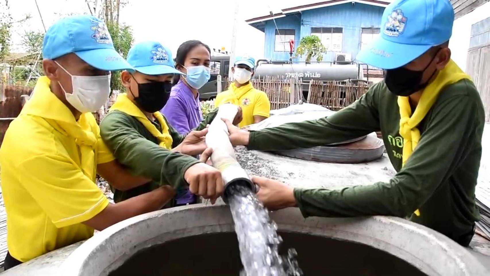  หน่วยบัญชาการสงครามพิเศษ  จัดกำลังจิตอาสา ออกแจกจ่ายน้ำ บรรเทาความเดือดร้อนให้ผู้ที่ได้รับผลกระทบจากภัยแล้ง 
