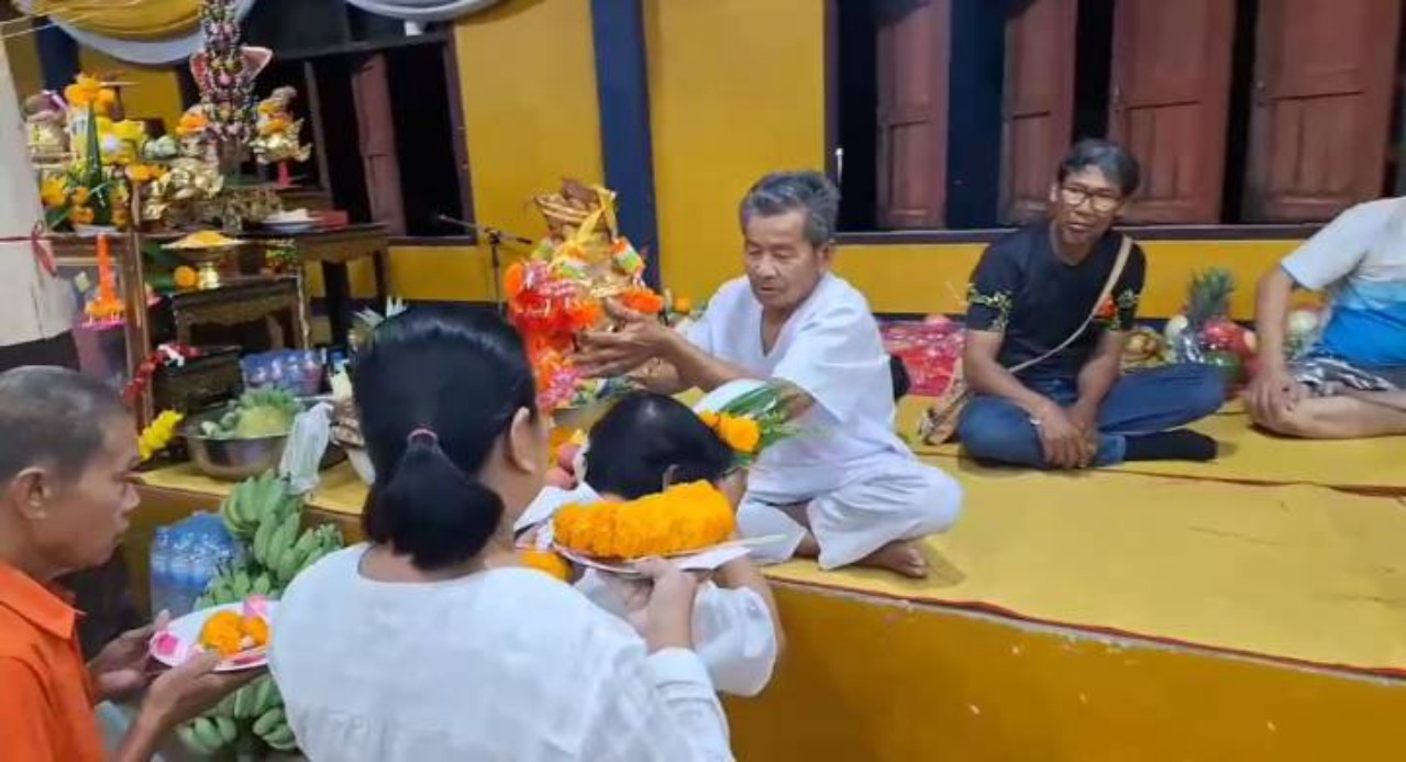 อุทัยธานีชาวบ้านส่องเลขขันน้ำมนต์ หลวงพ่อปลั่ง ได้เลขเด็ดเสี่ยงดวง หลังชาวบ้านแก้บน!!หัวหมูให้ทุกปี 