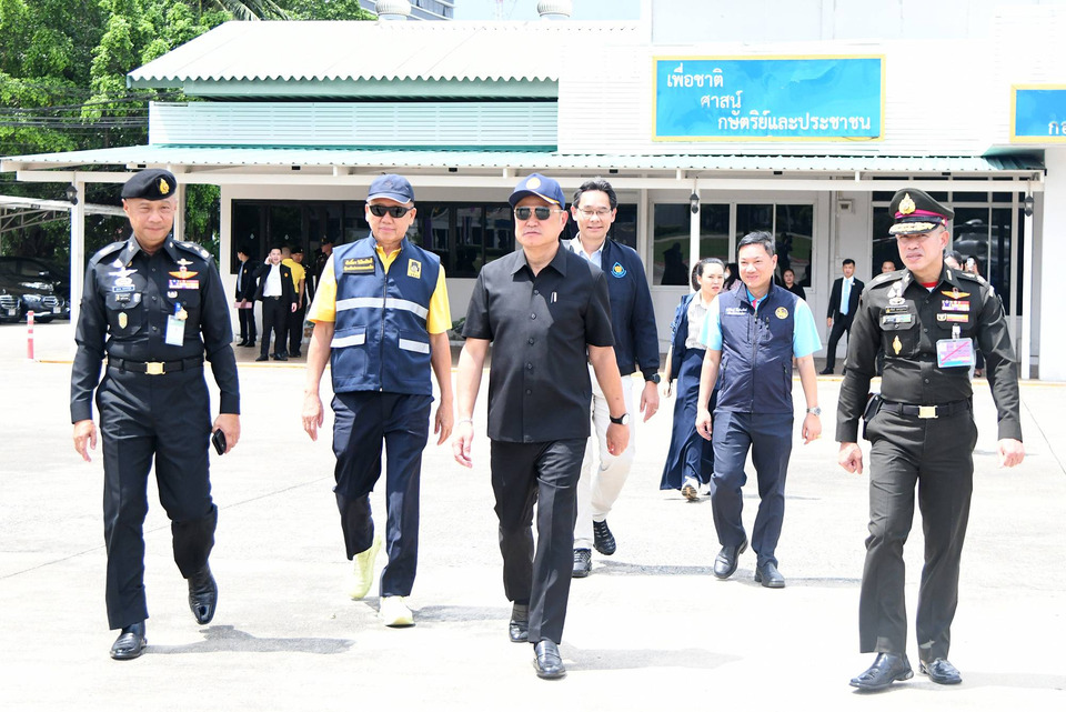 "อนุทิน" ขึ้น ฮ. ไปพิจิตร ติดตามสถานการณ์น้ำท่วม ให้กำลังใจชาวบ้าน 