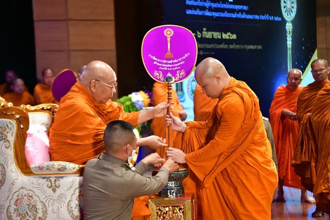 มอบตาลปัตร-เข็มเชิดชูเกียรติผู้ทำคุณประโยชน์พระพุทธศาสนา