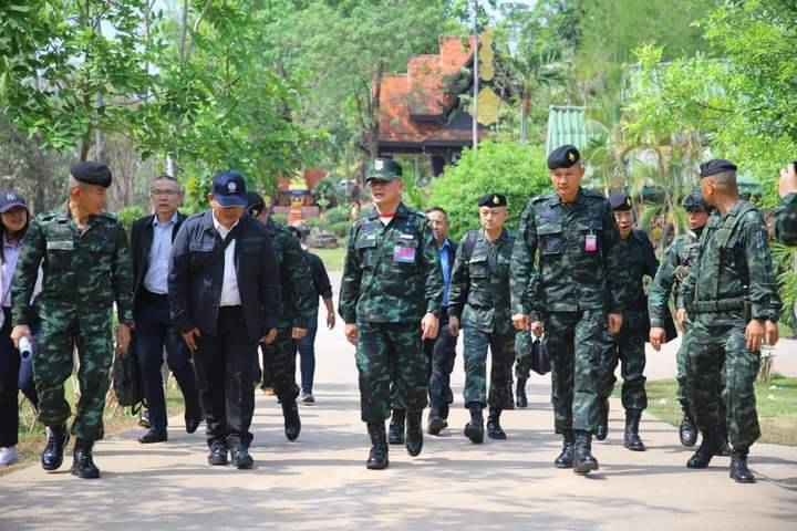 ผบ.ทบ.ลงพื้นที่ชายแดนแม่สอด ติดตามสถานการณ์ชายแดนไทย-เมียนมา