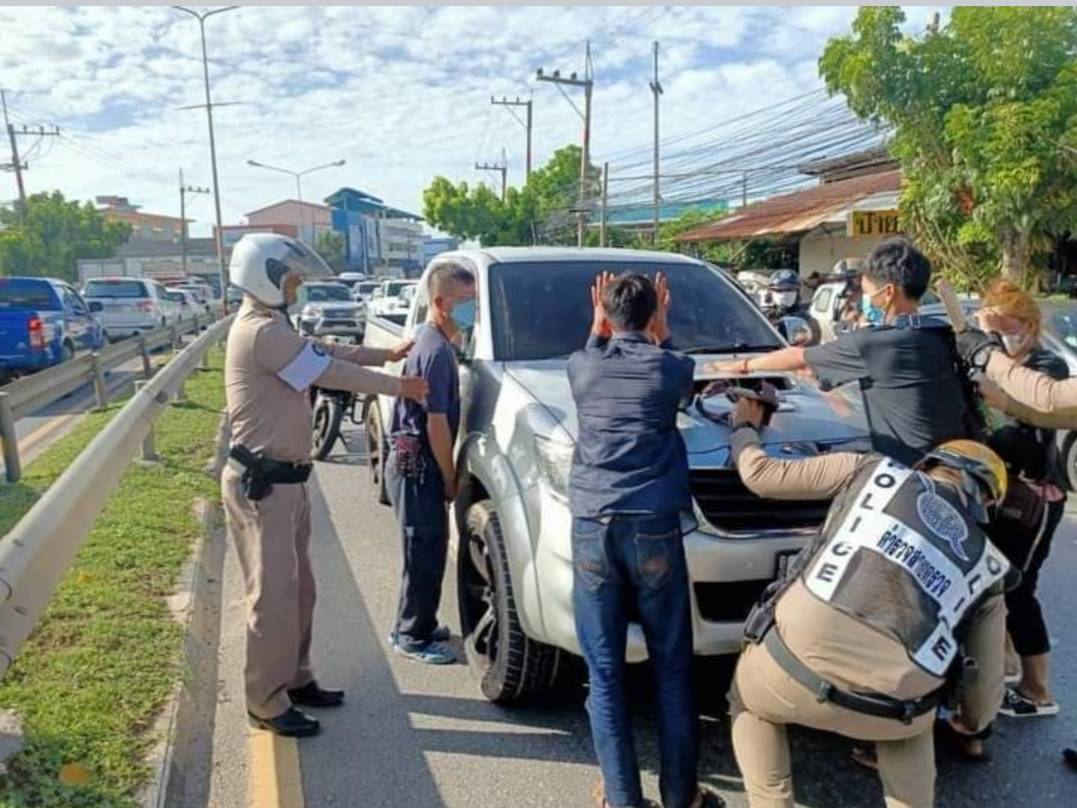 ตร.เมืองแปดริ้วตาไวสกัดจับรถยนต์ต้องสงสัยขนแรงงานต่างด้าว เข้าเมือง  