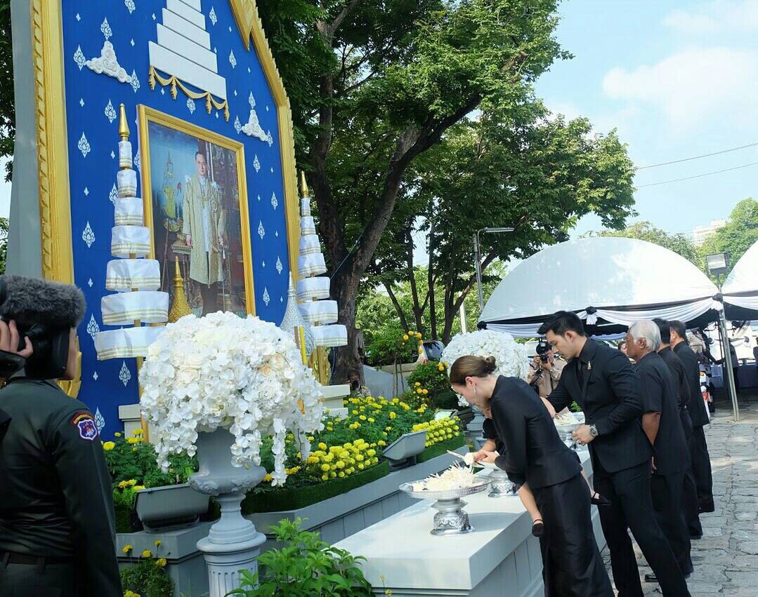 "ศิลปินแกรมมี่"เข้าร่วมพิธีถวายดอกไม้จันทน์พระราชพิธีถวายพระเพลิงพระบรมศพ