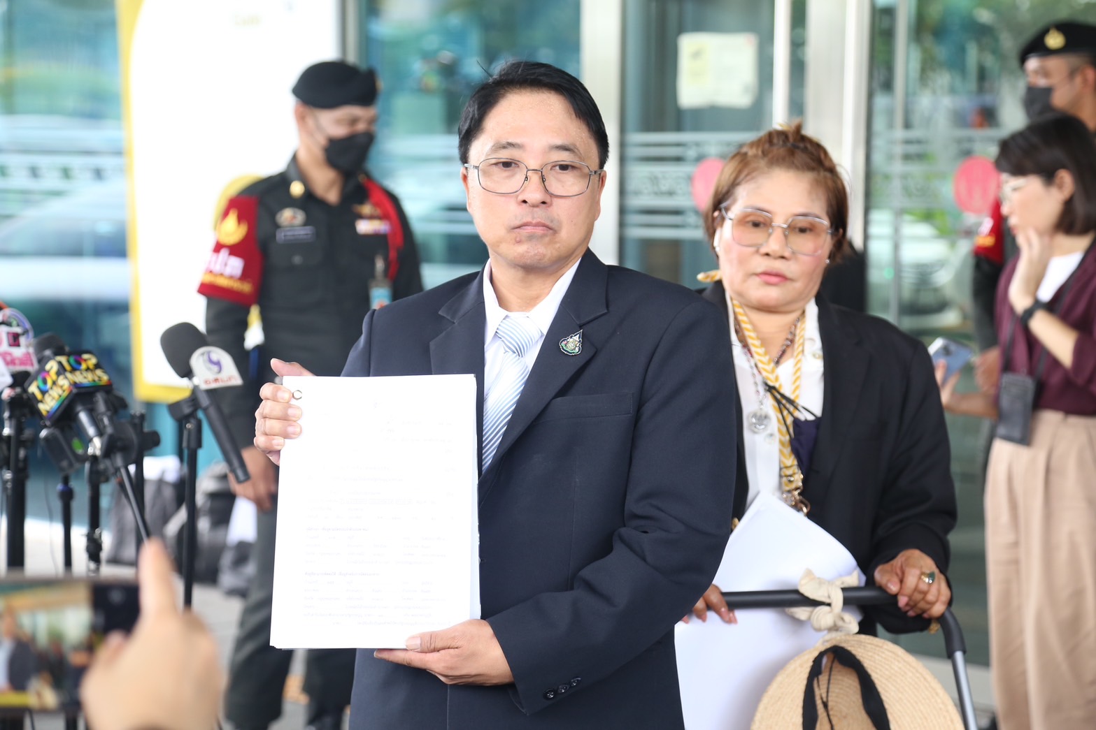 เปิดคำร้อง "ธีรยุทธ" ยื่น "ศาลรัฐธรรมนูญ" ชี้ "ทักษิณ-เพื่อไทย"กระทำการล้มล้างการปกครอง 