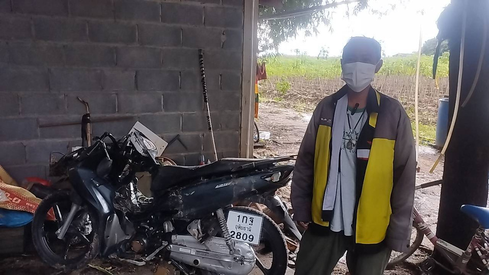 หนีตายกลางน้ำป่า! สาวส่งพัสดุ รถจยย.พร้อมพัสดุลอยไกลเกือบ 2 กม.เชื่อกระดูกฟันปู่ย่าช่วยไว้ 