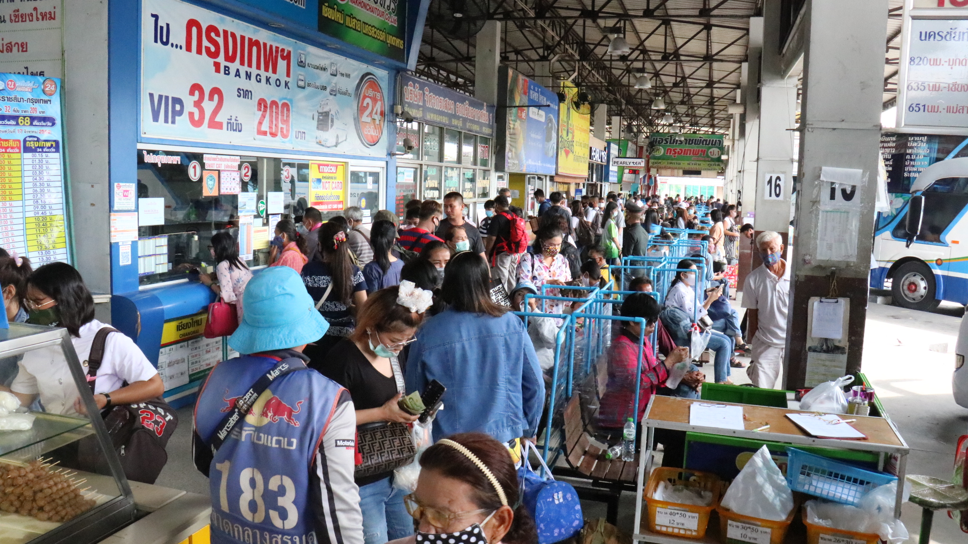 ผลกระทบจัดที่นั่งป้องโควิด-19 ผู้โดยสารตกค้างที่สถานีขนส่งโคราช 