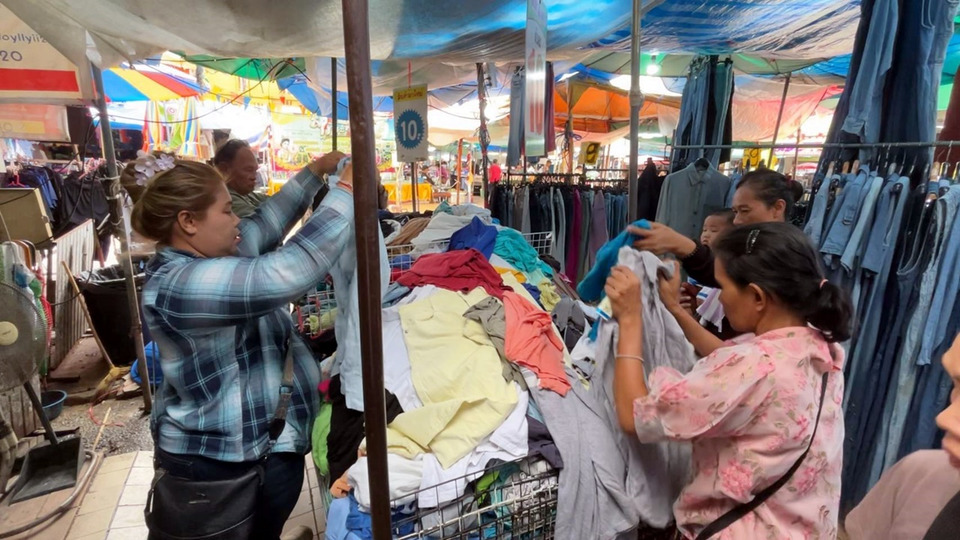 ขอนแก่นคึกคัก! ชาวบ้านแห่ซื้อเสื้อกันหนาวมือสองรับอากาศเย็น หลังอุณหภูมิดิ่งเหลือ 20 องศา