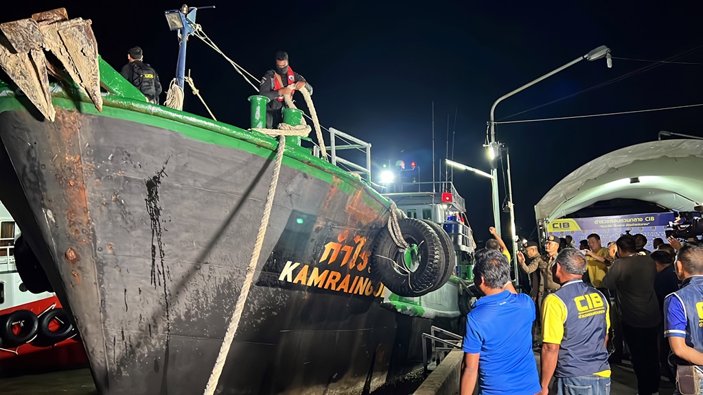 เรือน้ำมันเถื่อน 3 ลำเข้าเทียบท่าตำรวจน้ำสงขลา ตรวจสอบพบน้ำมันเหลือแค่พอเดินเรือได้