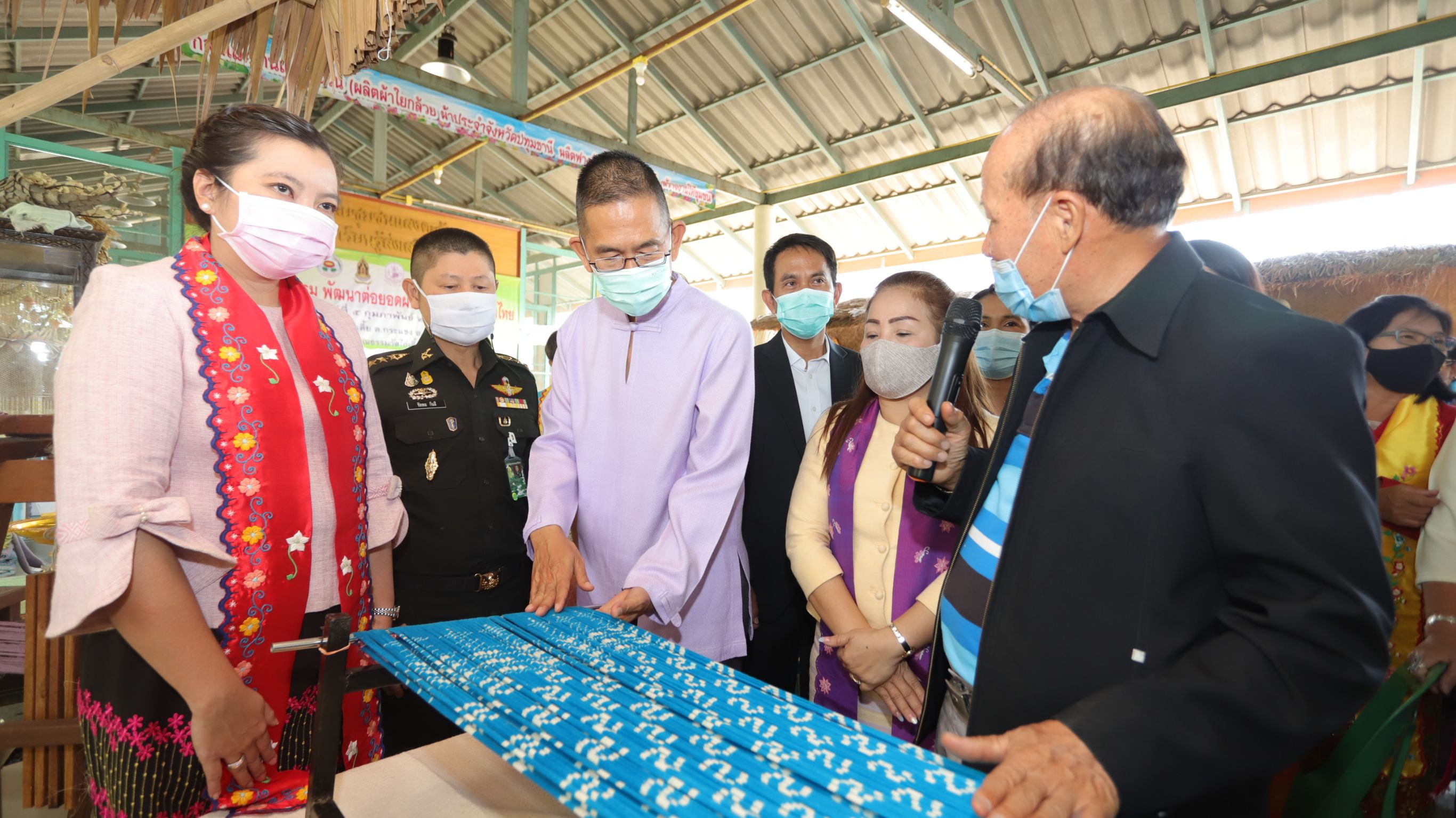 ปทุมธานี นำผ้าใยกล้วยบัวหลวงทอ "ผ้าลายขอเจ้าฟ้าสิริวัณณวรีฯ" พัฒนาผลิตภัณฑ์ผ้าไทยก้าวสู่ระดับสากลเพื่อวิถีชุมชนที่ยั่งยืน