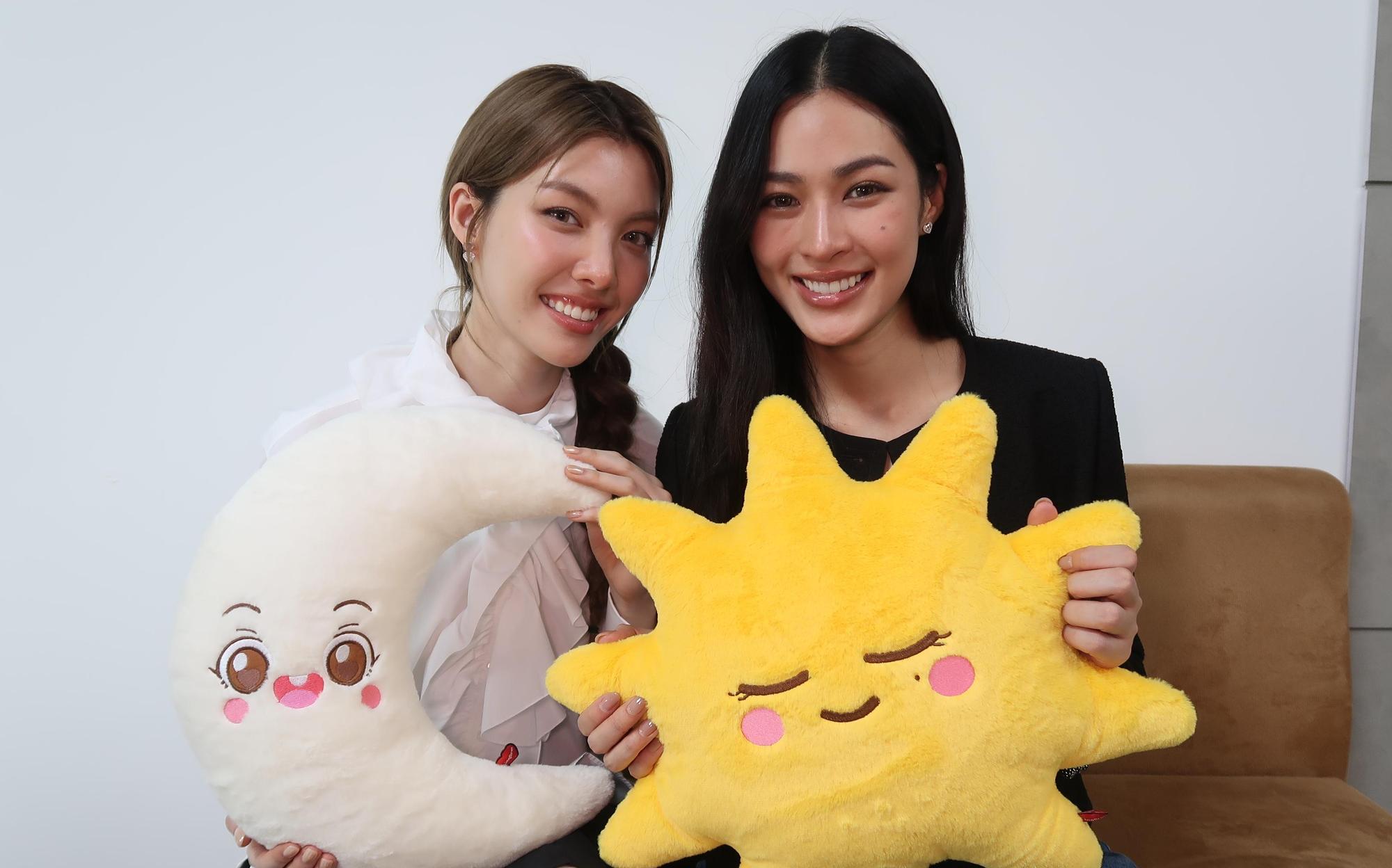 สุดคิวต์! "หลิงหลิง – ออม" เสิร์ฟหมอนคู่ ‘Tawan & Ayla Fluffy Cushion’ 