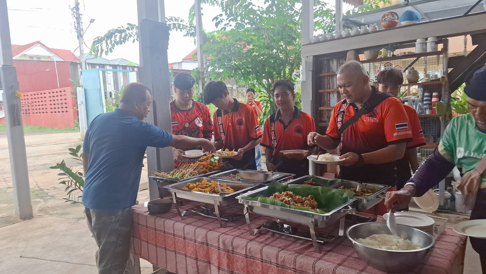 ทำความดีด้วยหัวใจ! จัดเลี้ยงบุฟเฟ่ต์ฟรีถวายเป็นพระราชกุศลแด่ในหลวง ร.9 ที่สิงห์บุรี
