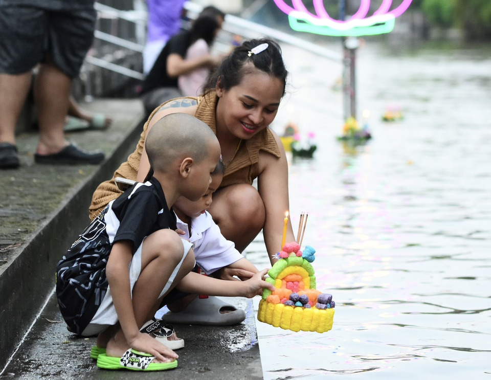 “ชาวคลองสามวา”ร่วมสืบสานประเพณี “ลอยกระทง” ภายใต้บรรยากาศแห่งความอาลัย