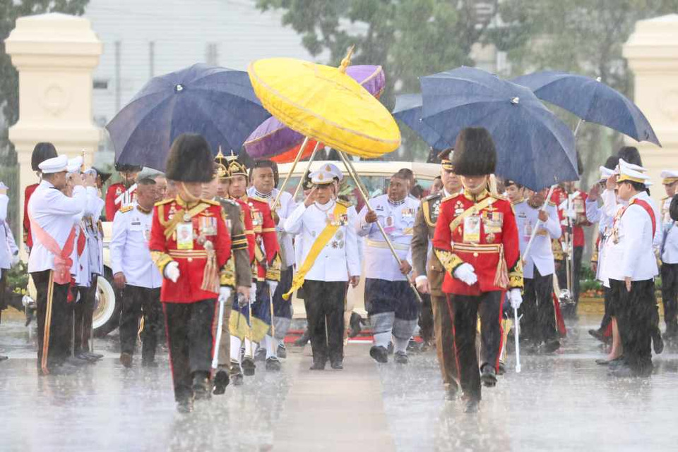 “ในหลวง – พระราชินี” เสด็จฯ ไปทรงวางพวงมาลาถวายราชสักการะ พระบรมราชานุสาวรีย์ รัชกาลที่ 9