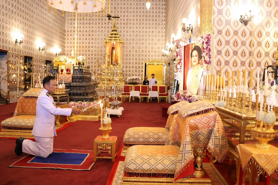 "องคมนตรี" บำเพ็ญพระราชกุศล ถวายพระบรมศพ "พระพันปีหลวง"