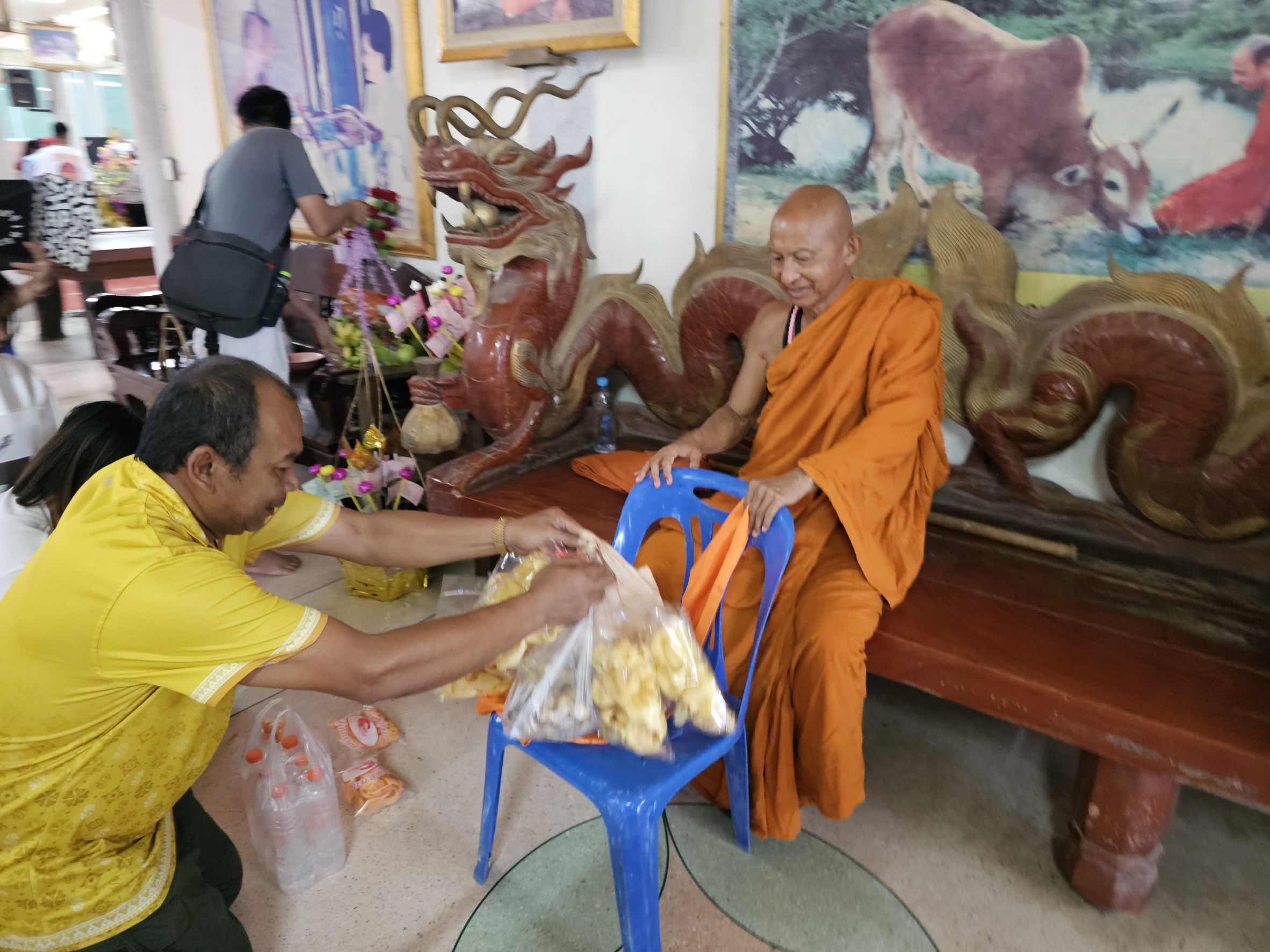 ประชาชน ร่วมทำบุญสืบสานประเพณีฉลากภัตวัดห้วยมงคล