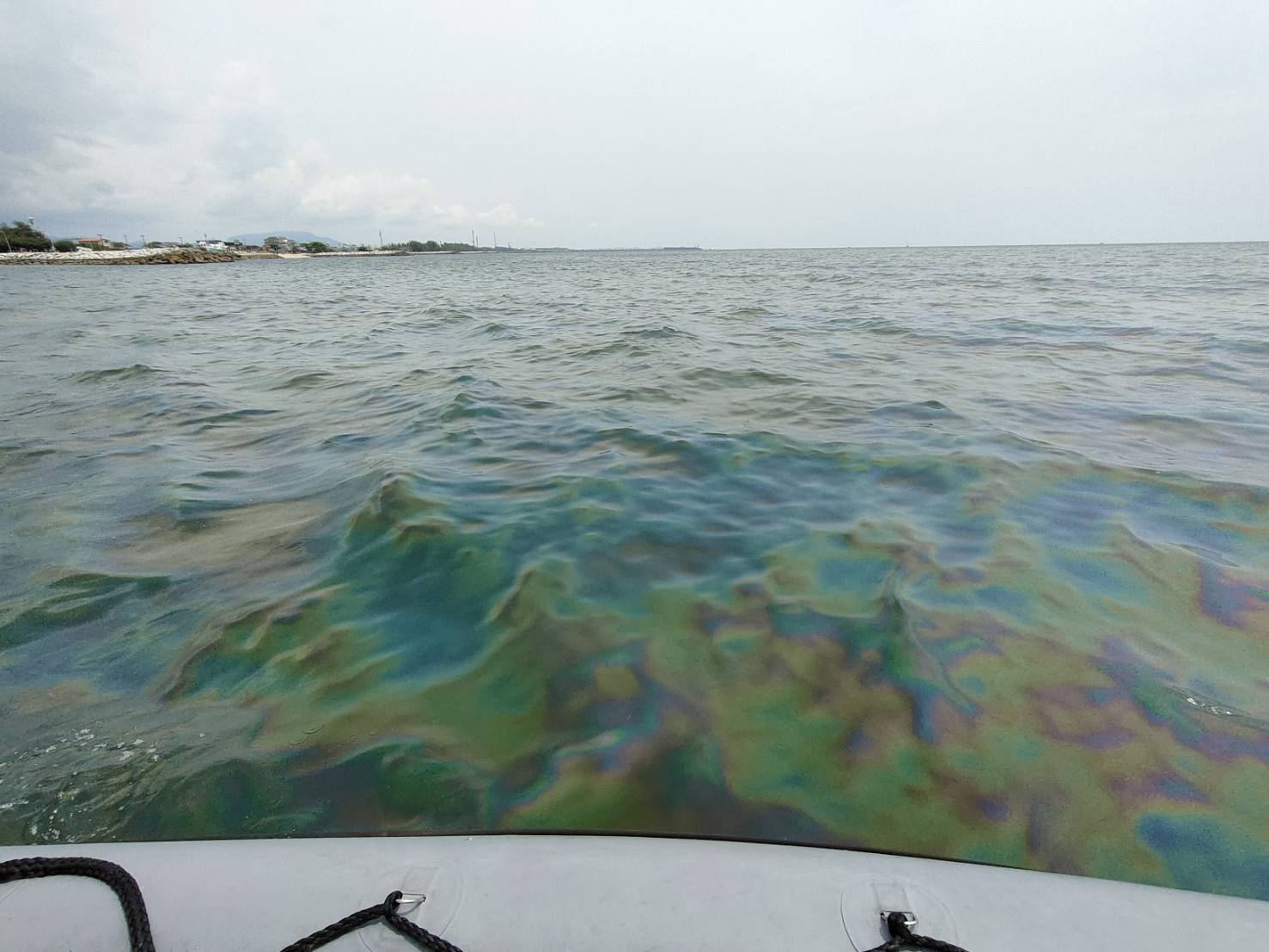 พบคราบน้ำมันเป็นแผ่นฟิล์มโผล่ชายหาดแหลมเจริญ ระยอง 