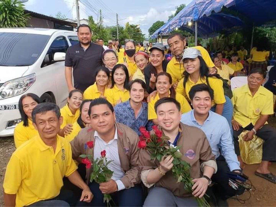 ศูนย์ร้องทุกข์พปชร “สามารถ-พยม-ศาสตรา-เพชรภูมิ”ลุยสงขลาแก้ปัญหาให้ประชาชน ชาวบ้านเฮต้อนรับชูรัก"บิ๊กตู่-บิ๊กป้อม"กึงก้อง