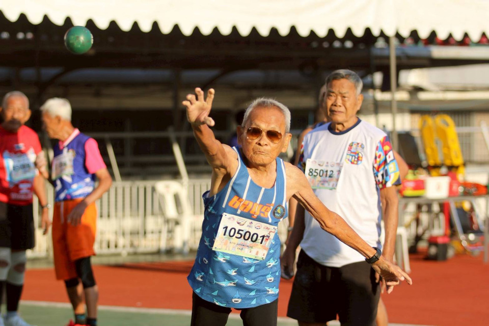 ยกนิ้ว! "คุณตาสว่าง" อายุ 106 ปี วันเดียว คว้า 3 ทองกรีฑา กีฬาสูงอายุนานาชาติ ไทยแลนด์ โอเพ่น มาสเตอร์เกมส์
