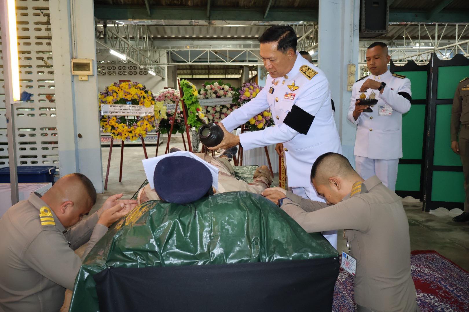 “ในหลวง”โปรดเกล้าฯ ให้ผู้ว่าฯนราธิวาส เชิญน้ำหลวงอาบศพ และเชิญพวงมาลาหลวงวางหน้าหีบศพ จนท.อส.เสียชีวิต