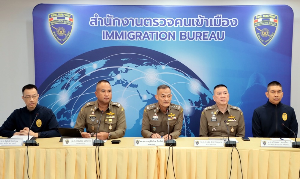 สตม. โชว์ผลงานรวบสมุน "แก๊งคลองหาด" ลอบขนแรงงานเถื่อน-จับจีนใช้วีซ่า นทท.ลักลอบทำงาน