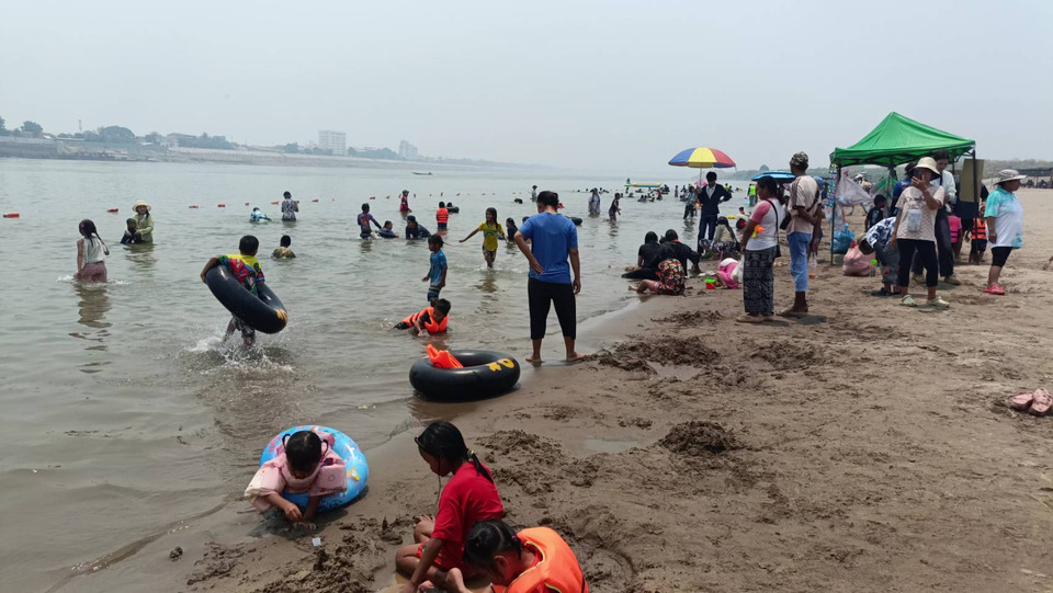ร้อนทะลุปรอท! นักท่องเที่ยวแห่หนีแดดลง “หาดทรายทองบ้านหัวทราย” คึกคักรับสงกรานต์