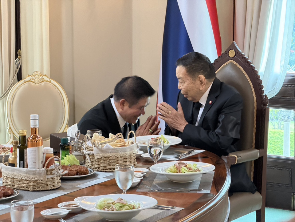 “ธรรมนัส” ร่วมวงอาหารกลางวันบนตึกไทยชื่นมื่น กราบตัก “ชวรัตน์“ ขณะที่ ”ลูกสาว-ต้นสน-ลูกชายเป๊ก“ เข้าทำเนียบฯ ด้วย