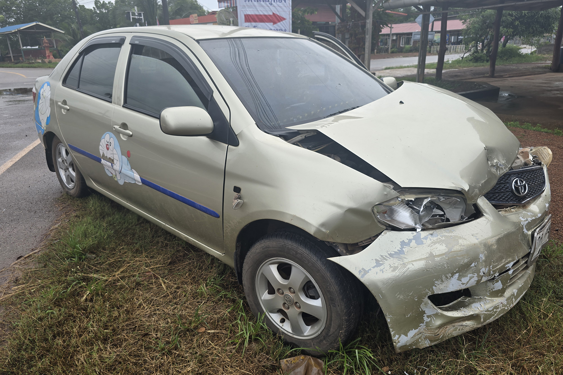 กระบะชนเก๋ง สี่แยกวัดใจ โชคดีเจ็บเล็กน้อย