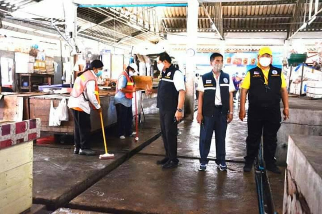 เทศบาลเมืองนราธิวาส ทำความสะอาดบริเวณ ตลาดสด เพื่อป้องกันการแพร่ระบาดเชื่อไวรัสโคโรน่า 2019 Covid-19