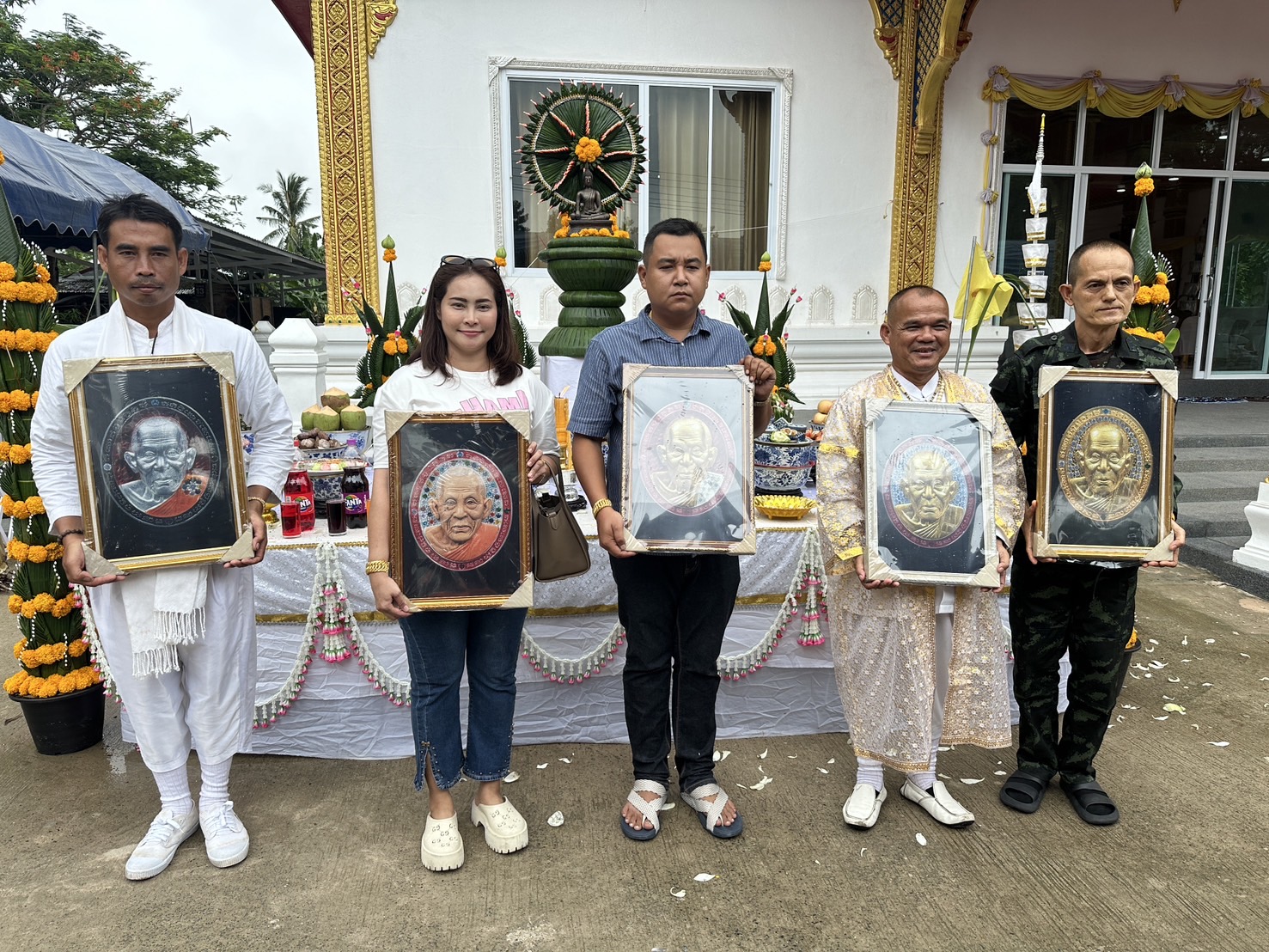 สุรินทร์ ญาติโยมแห่ส่องเลขเด็ดปลุกเสก เหรียญหลวงปู่เฮงรุ่นหน้ายักษ์ เมืองสุรินทร์ 