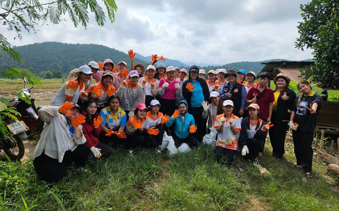 ผู้ใหญ่บ้านทุ่งกองมูและอบต.ปางหมู จัดกิจกรรมจิตอาสาซ่อมแซมคันคลองในที่นาที่ได้รับความเสียหายจากน้ำท่วม