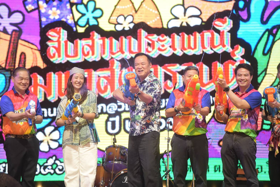 "อนุทิน"เปิดงานสงกรานต์ “ถนนข้าวสุก” อ่างทอง สาดซอฟต์พาวเวอร์เต็มพิกัด ลั่นอยากเห็นคนไทยยิ้มได้เต็มภาคภูมิ ย้ำเล่นน้ำสุภาพ-ดื่มไม่ขับ 