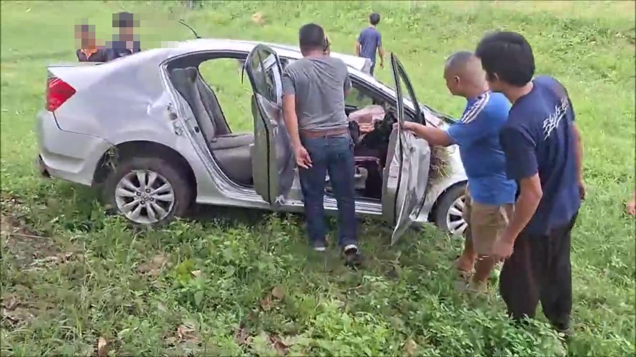 ลุงวัย 60 ซิ่งเก๋งลงข้างถนนพลิกหลายตลบรอดตายปาฏิหาริย์ 3 รายชาวบ้านลือถนนอาถรรพ์ 