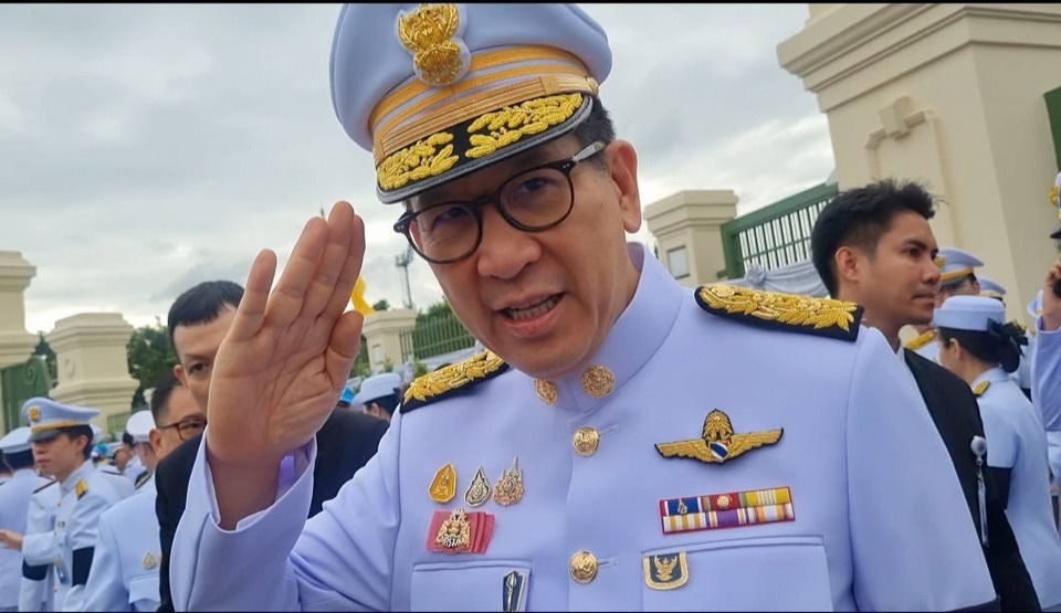 “เอกนิติ” แจงปมร่วมเฟรม “เบน สมิธ” ยัน ไม่มีอะไรเป็นแค่อาจารย์ในหลักสูตร