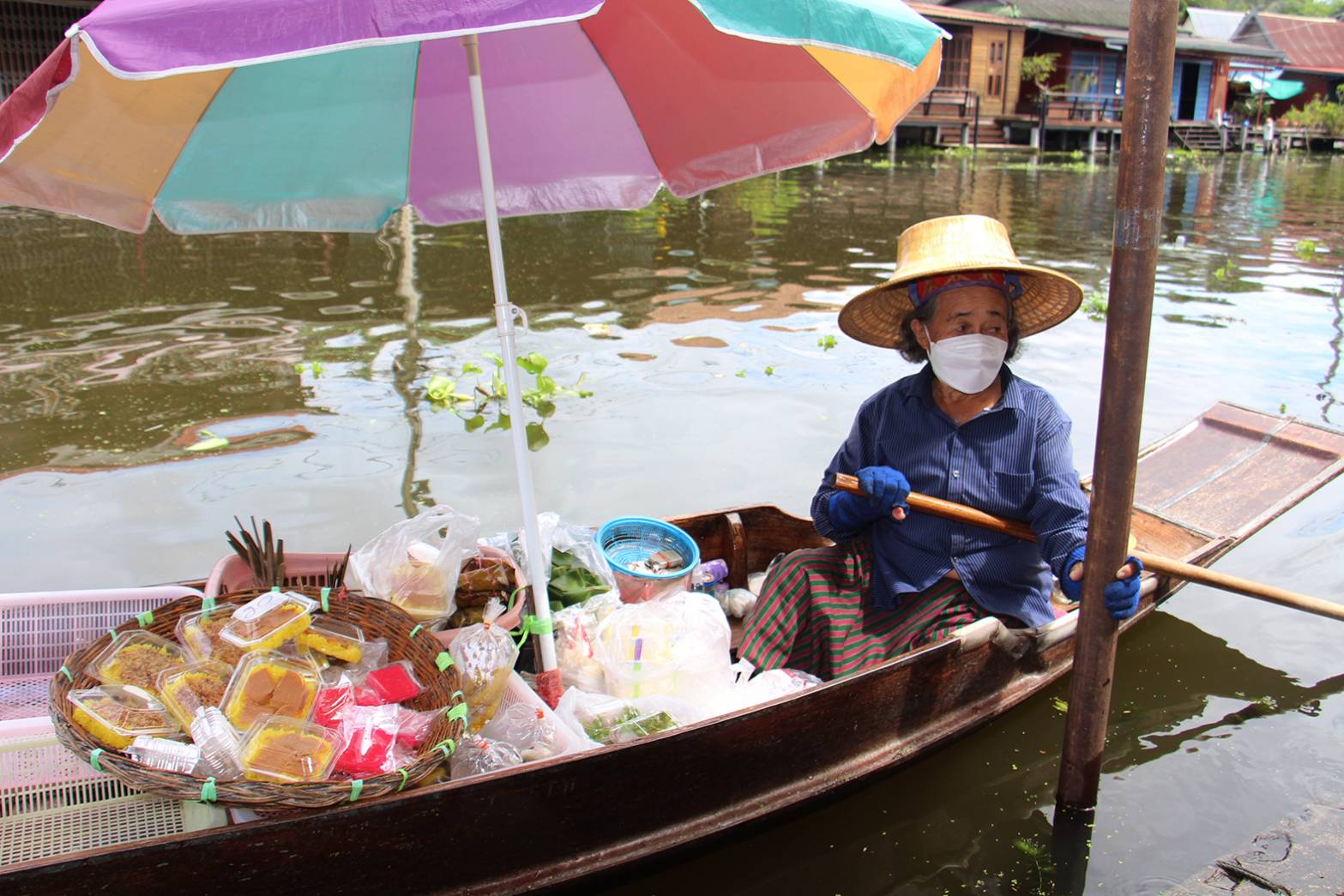ยายวัย 72 อารมณ์ดีสู้โควิดร้องเพลงสุรพลพายเรือขายขนมในคลองดำเนิน 