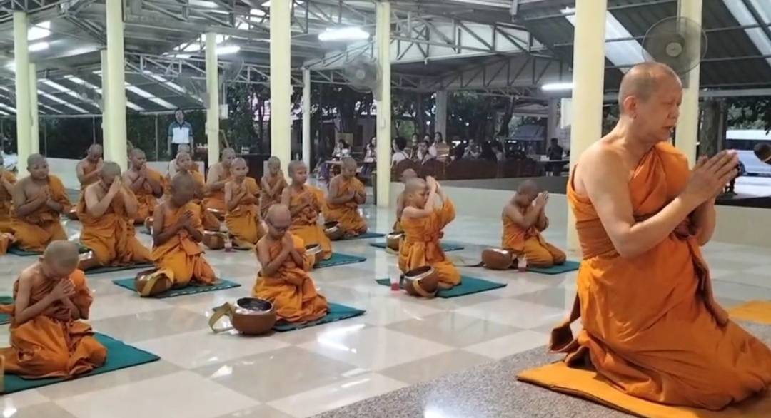 สามเณรภาคฤดูร้อนวัดป่าประดู่ จังหวัดระยอง ร่วมทำกิจกรรมเก็บขยะบริเวณชายหาดแม่รำพึงเป็นครั้งที่47  