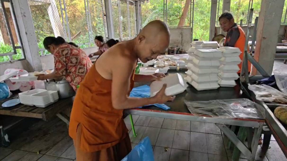 หลวงพ่อวัดชายแดนตั้งครัวจิตอาสา ทำข้าวกล่องส่งกำลังใจ ตำรวจ-ทหาร-ชรบ. ชี้กองทัพต้องเดินด้วยท้อง